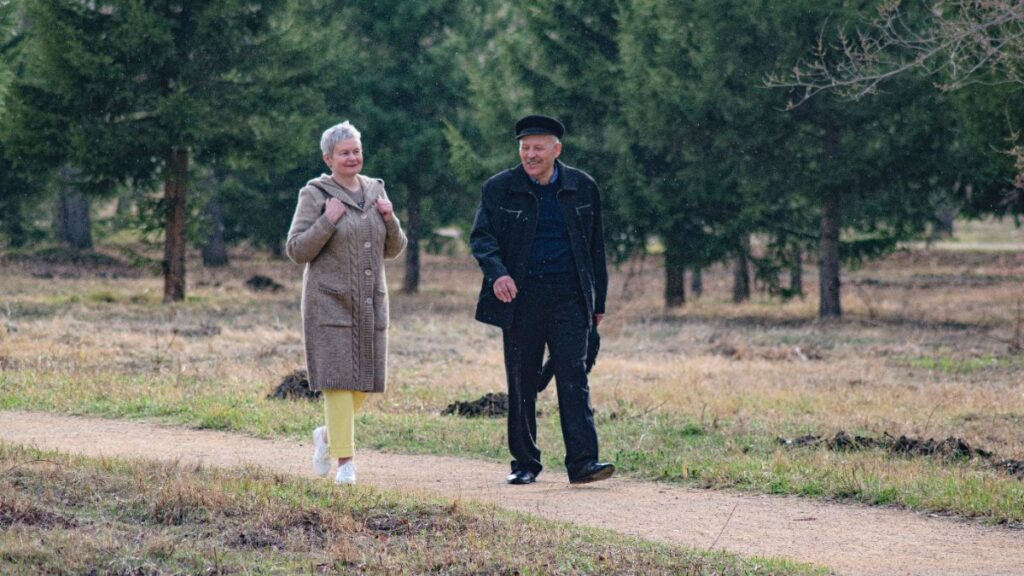 Casal caminhando em parque durante a recuperacao